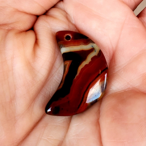 New Red Stripes Onyx Agate Crescent Moon Pendant. - Picture 10 of 10